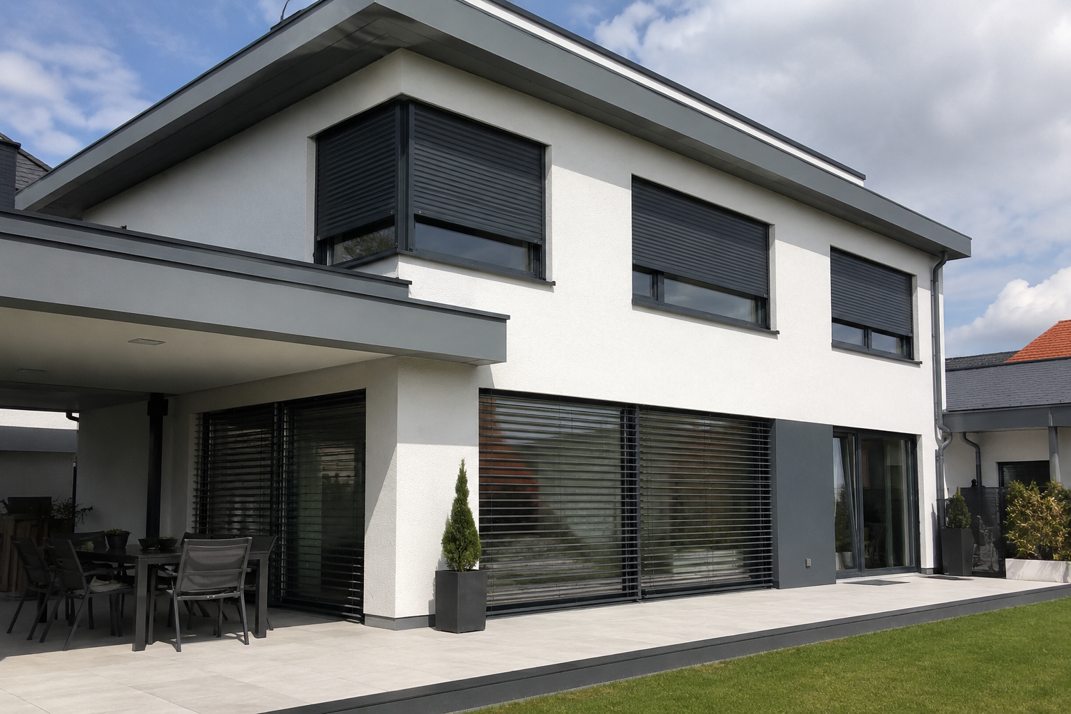 haus mit sonnenschutz
